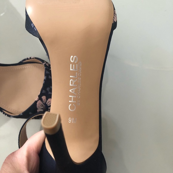 9M Navy Heels Embroidered Flowers Charles David - Picture 4 of 7